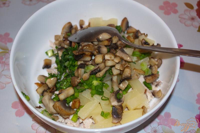 Фото приготовление рецепта: Салат с индейкой и ананасами шаг №4