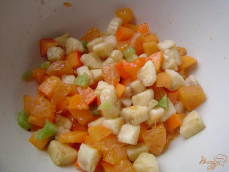 Фото приготовление рецепта: Салат фруктовый с мандаринами, хурмой, бананами и киви шаг №6