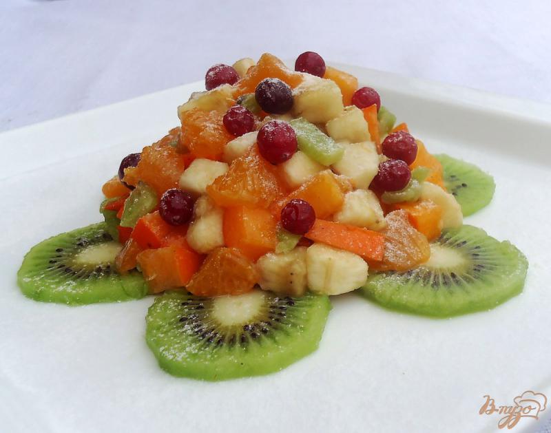 Фото приготовление рецепта: Салат фруктовый с мандаринами, хурмой, бананами и киви шаг №8