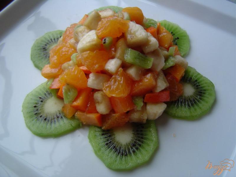 Фото приготовление рецепта: Салат фруктовый с мандаринами, хурмой, бананами и киви шаг №7