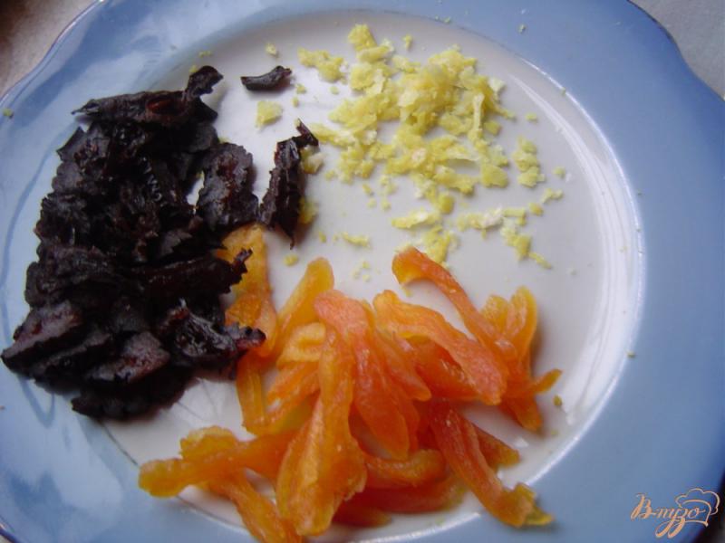 Фото приготовление рецепта: Десертный салат с морковью, яблоком, гранатом и сухофруктами шаг №2