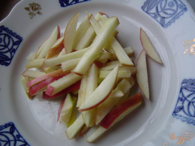 Фото приготовление рецепта: Десертный салат с морковью, яблоком, гранатом и сухофруктами шаг №4