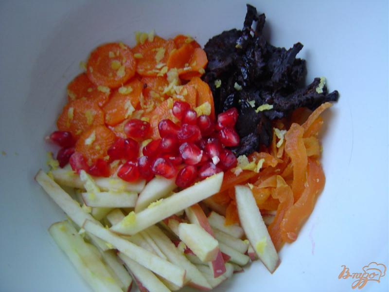 Фото приготовление рецепта: Десертный салат с морковью, яблоком, гранатом и сухофруктами шаг №5