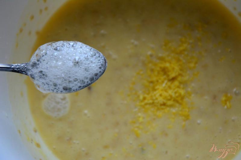 Фото приготовление рецепта: Коврижка медово-лимонная в овсяными хлопьями шаг №7