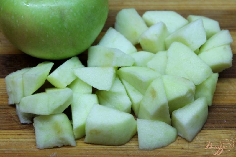 Фото приготовление рецепта: Картофель с яблоком и шафраном в духовке шаг №3