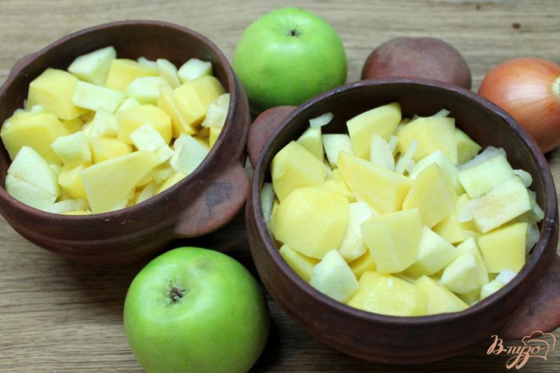 Фото приготовление рецепта: Картофель с яблоком и шафраном в духовке шаг №4