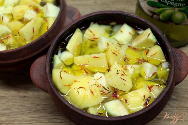 Фото приготовление рецепта: Картофель с яблоком и шафраном в духовке шаг №6