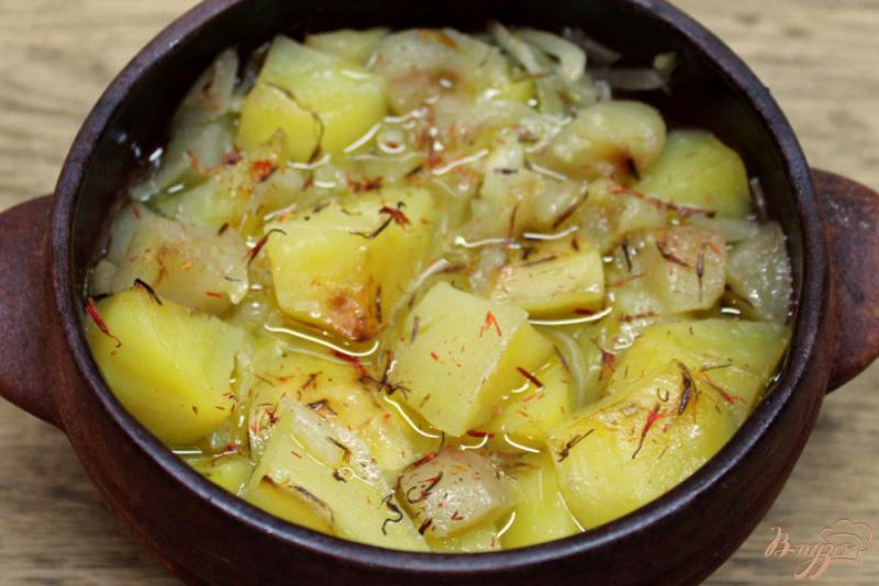 Фото приготовление рецепта: Картофель с яблоком и шафраном в духовке шаг №7