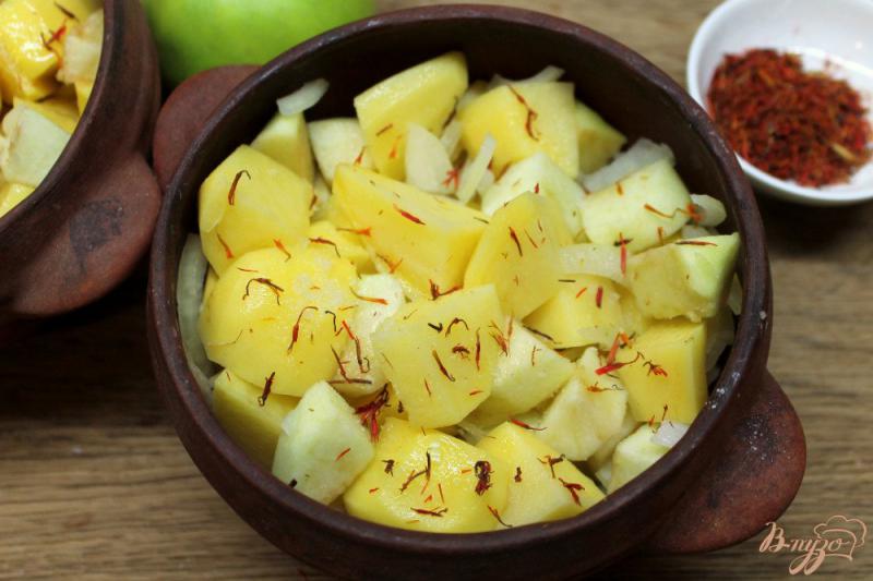 Фото приготовление рецепта: Картофель с яблоком и шафраном в духовке шаг №5