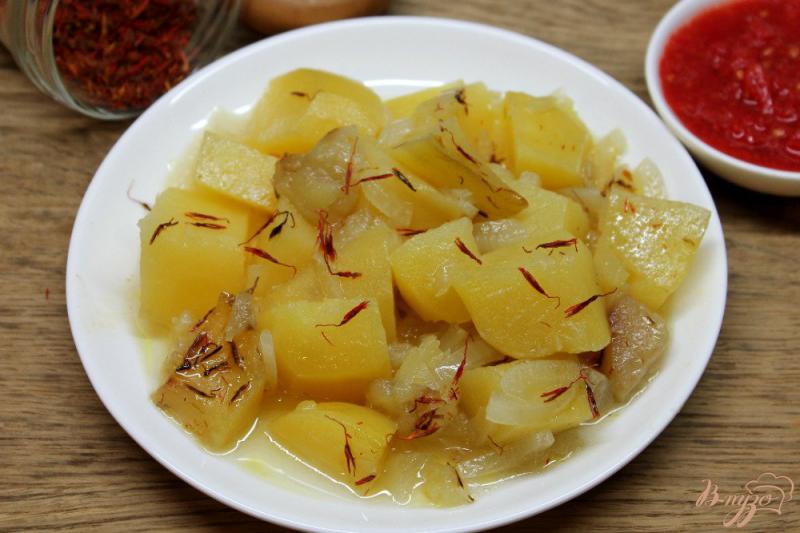 Фото приготовление рецепта: Картофель с яблоком и шафраном в духовке шаг №8