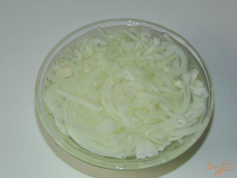 Фото приготовление рецепта: Салат из морской капусты и сельди шаг №2