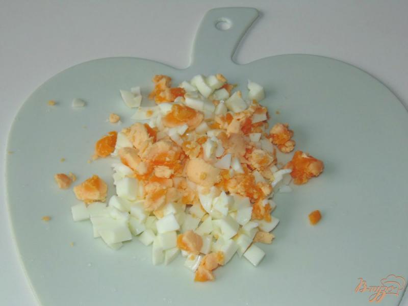 Фото приготовление рецепта: Салат из морской капусты и сельди шаг №5