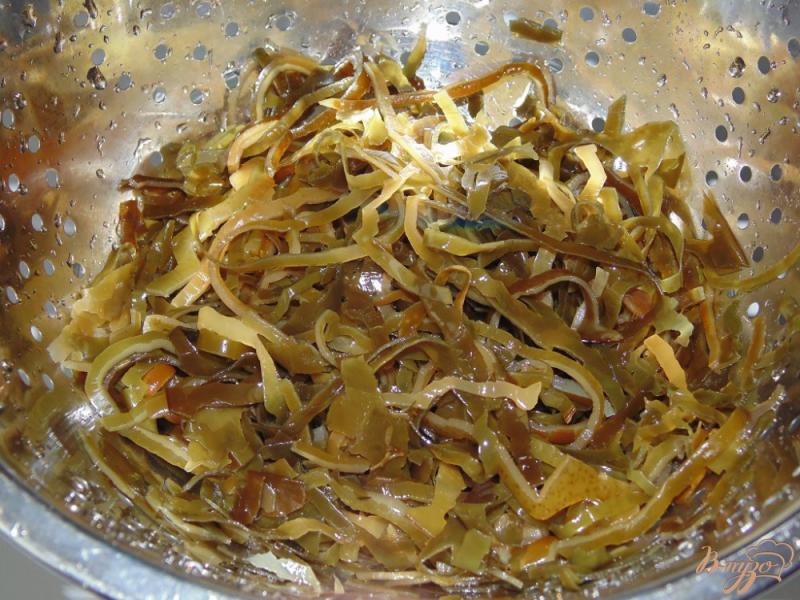 Фото приготовление рецепта: Салат из морской капусты и сельди шаг №6