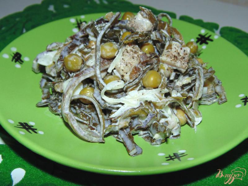 Фото приготовление рецепта: Салат из морской капусты и сельди шаг №8