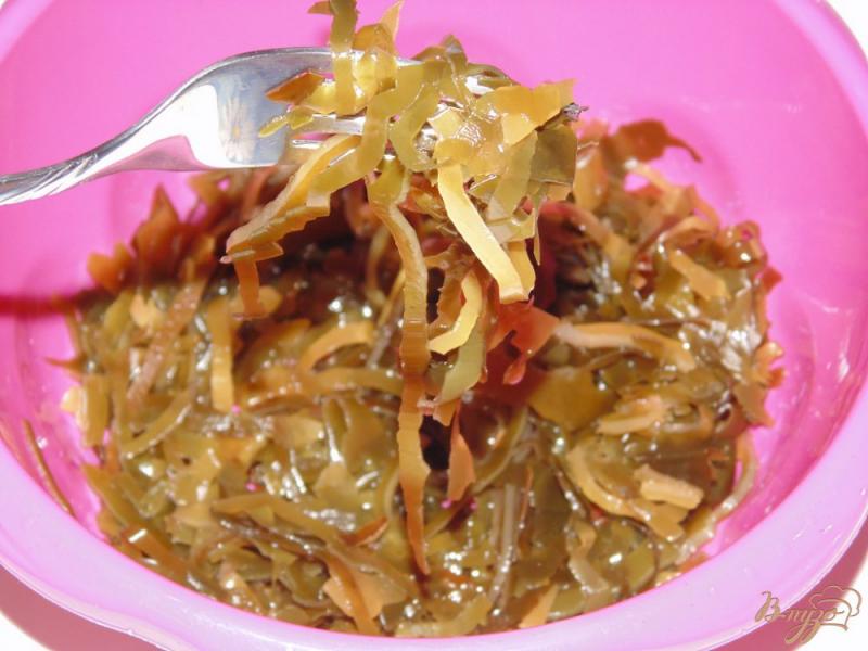 Фото приготовление рецепта: Салат из маринованной морской капусты с маринованными грибочками шаг №3