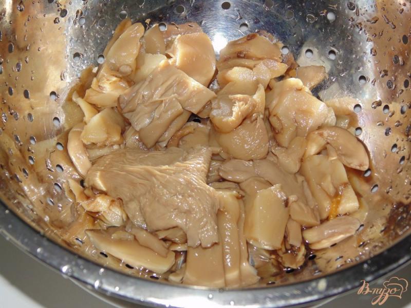 Фото приготовление рецепта: Салат из маринованной морской капусты с маринованными грибочками шаг №4