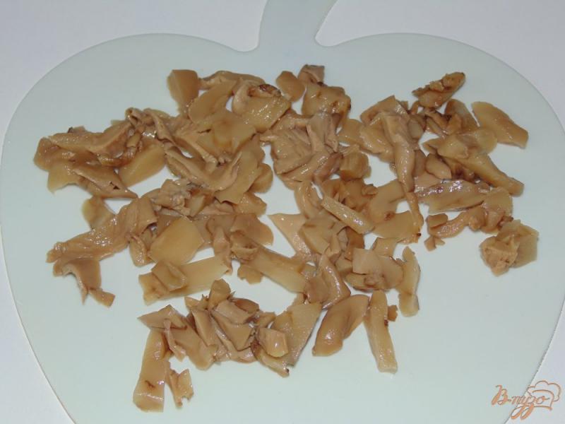 Фото приготовление рецепта: Салат из маринованной морской капусты с маринованными грибочками шаг №5