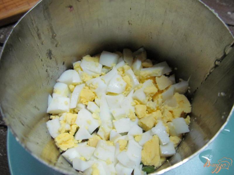Фото приготовление рецепта: Салат из консервированной скумбрии сыра и яиц шаг №4