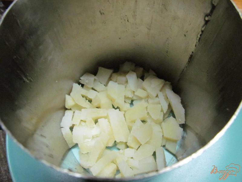 Фото приготовление рецепта: Салат из консервированной скумбрии сыра и яиц шаг №1
