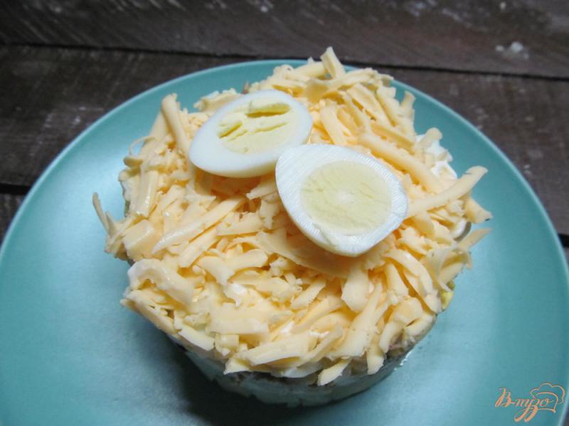 Фото приготовление рецепта: Салат из консервированной скумбрии сыра и яиц шаг №5