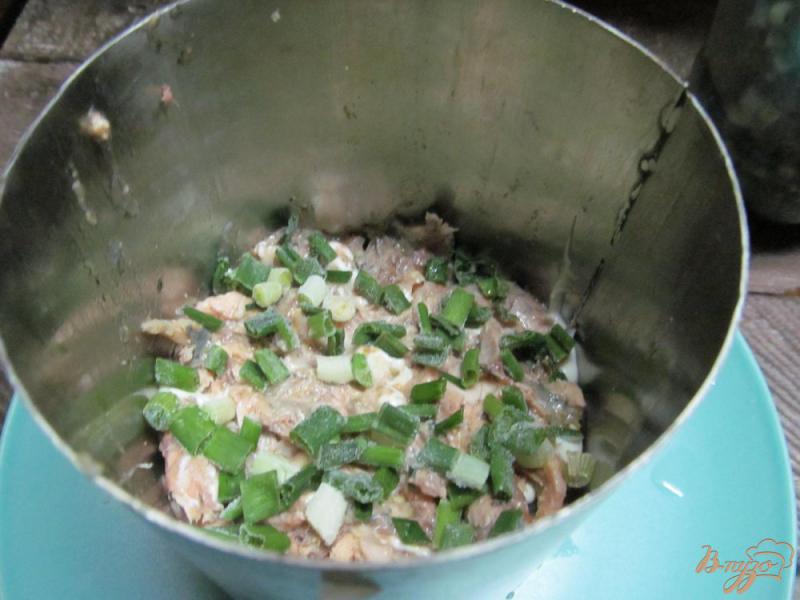 Фото приготовление рецепта: Салат из консервированной скумбрии сыра и яиц шаг №3