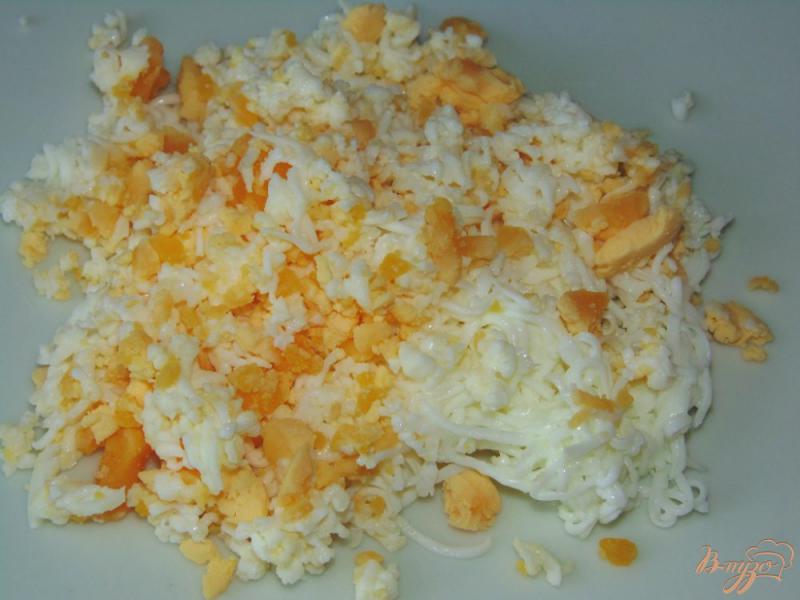 Фото приготовление рецепта: Тарталетки с яйцом, копченым сыром и зеленым луком шаг №1