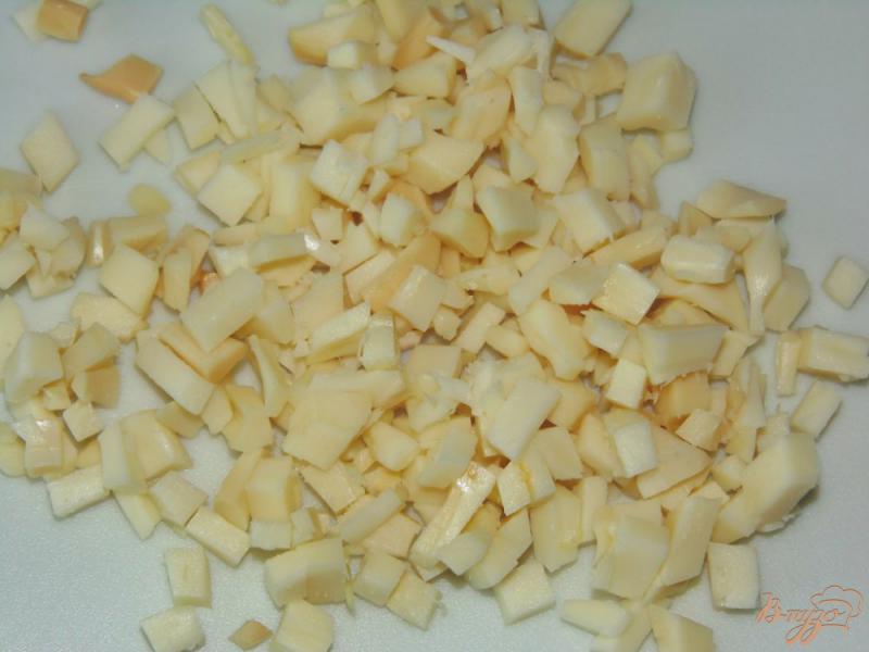 Фото приготовление рецепта: Тарталетки с яйцом, копченым сыром и зеленым луком шаг №2