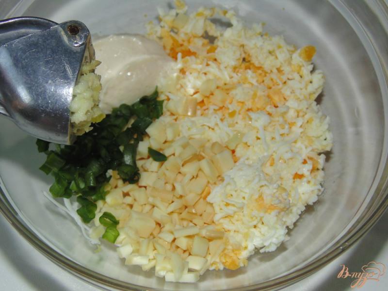 Фото приготовление рецепта: Тарталетки с яйцом, копченым сыром и зеленым луком шаг №4