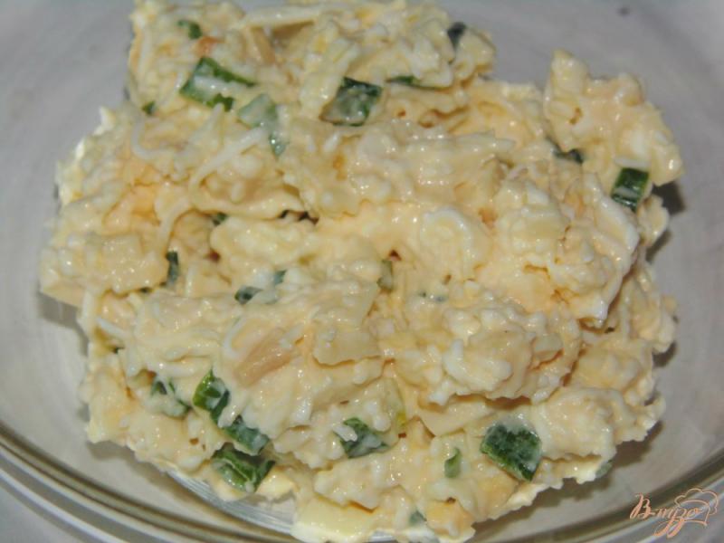 Фото приготовление рецепта: Тарталетки с яйцом, копченым сыром и зеленым луком шаг №5