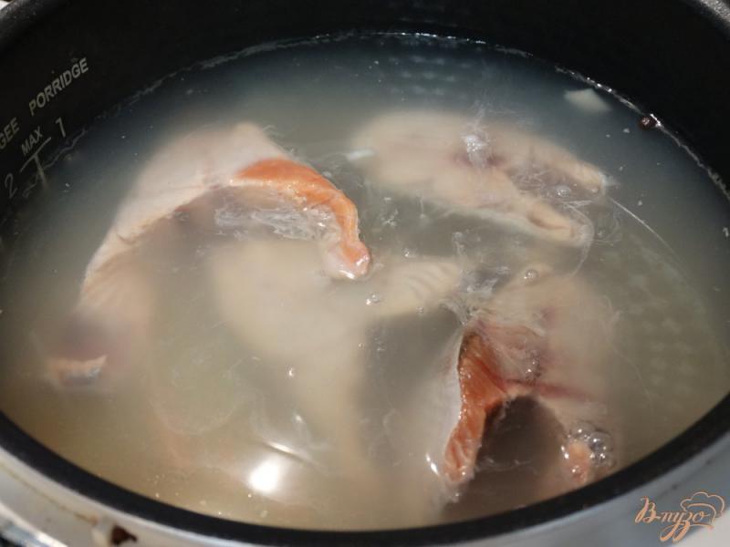 Фото приготовление рецепта: Уха из красной рыбы в мультиварке шаг №6