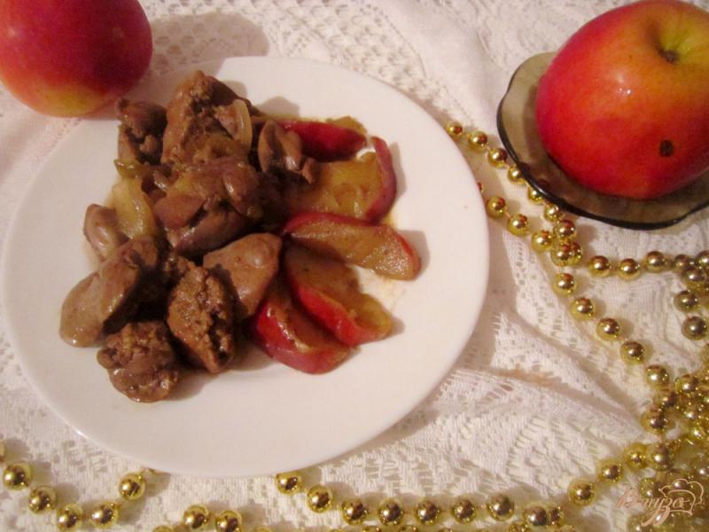 Фото приготовление рецепта: Куриная печень с яблоками и соевом соусе шаг №6