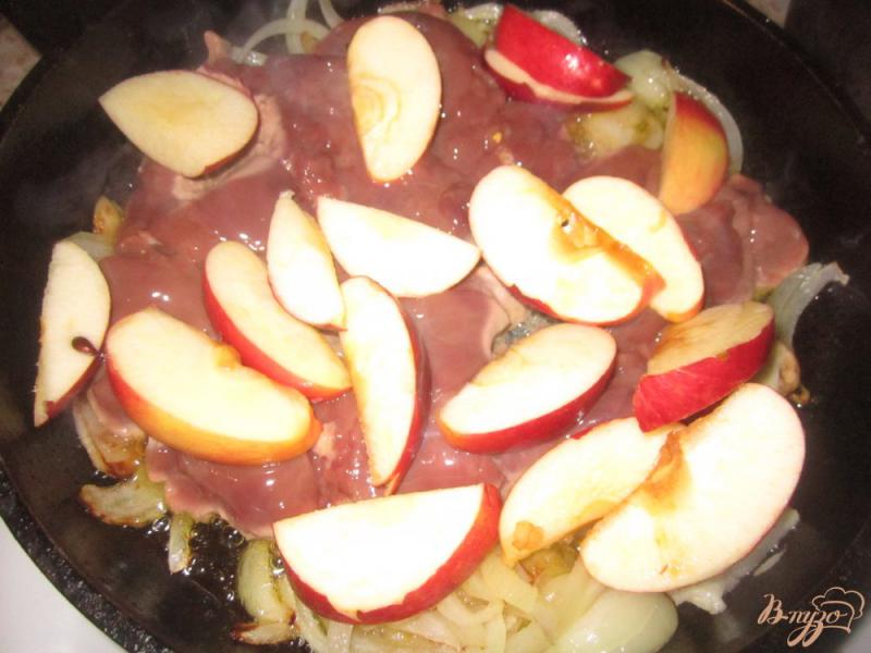 Фото приготовление рецепта: Куриная печень с яблоками и соевом соусе шаг №4