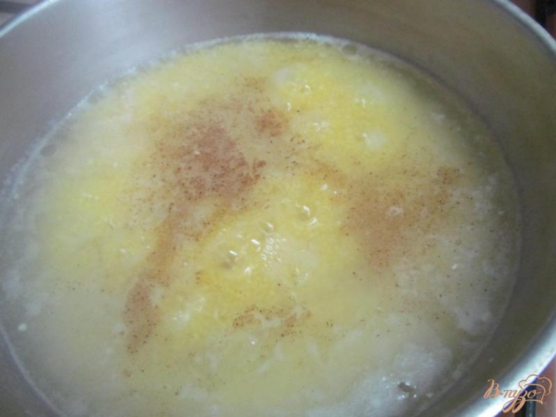 Фото приготовление рецепта: Полента с яйцом и сыром шаг №2