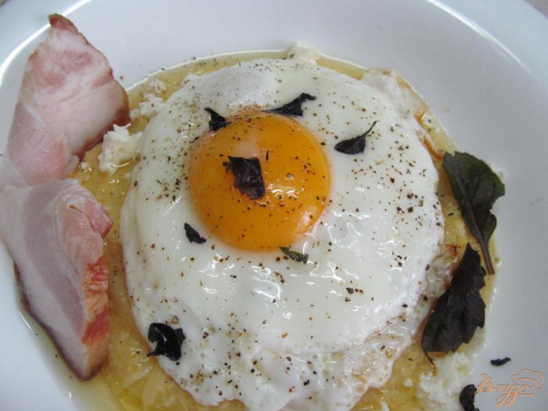 Фото приготовление рецепта: Полента с яйцом и сыром шаг №6