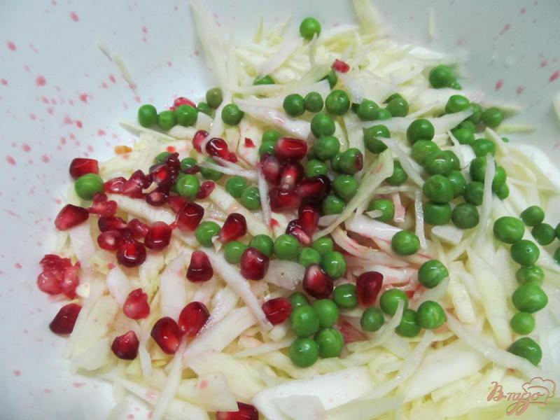 Фото приготовление рецепта: Салат из капусты с горошком и зернами граната шаг №3