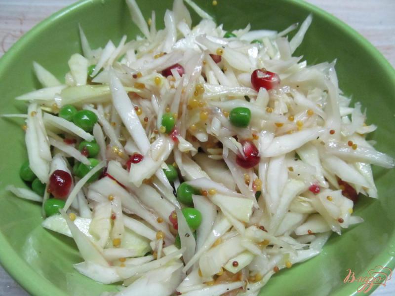 Фото приготовление рецепта: Салат из капусты с горошком и зернами граната шаг №4