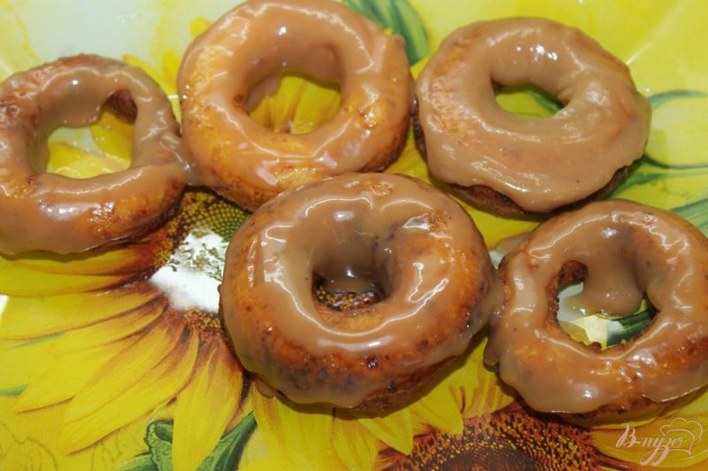 Фото приготовление рецепта: Творожные пончики с вареной сгущенкой и какао шаг №8