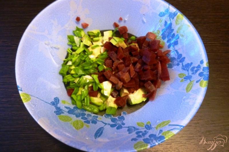Фото приготовление рецепта: Салат со свеклой и авокадо шаг №2