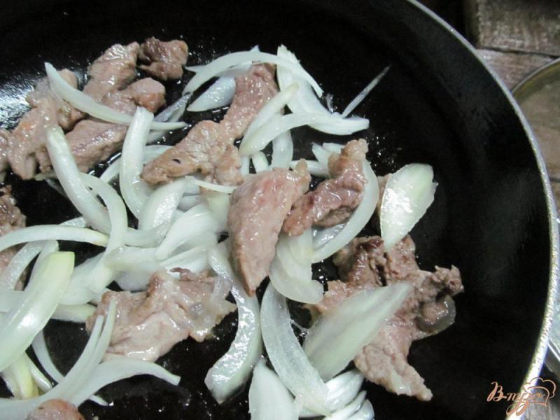 Фото приготовление рецепта: Рагу из свинины с грибами и консервированным горошком шаг №3