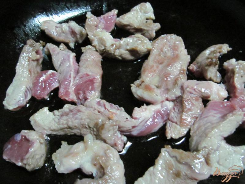 Фото приготовление рецепта: Рагу из свинины с грибами и консервированным горошком шаг №2