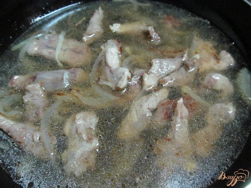 Фото приготовление рецепта: Рагу из свинины с грибами и консервированным горошком шаг №4