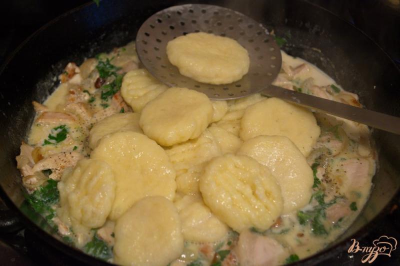 Фото приготовление рецепта: Итальянские ньокки со сливочно-мясным соусом шаг №12