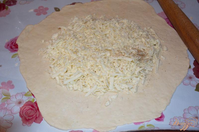 Фото приготовление рецепта: Восточные сырные лепешки быстрым способом ( Хачапури) шаг №8