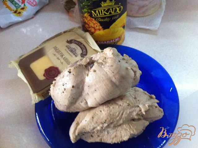 Фото приготовление рецепта: Закуска из  салата с курицей и ананаса. шаг №1