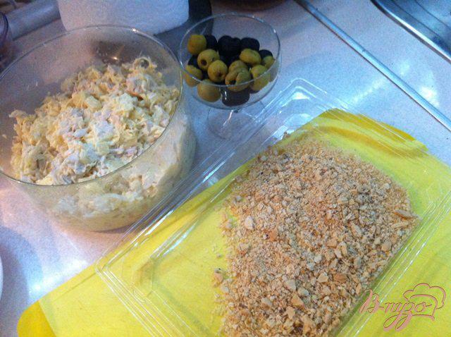 Фото приготовление рецепта: Закуска из  салата с курицей и ананаса. шаг №5