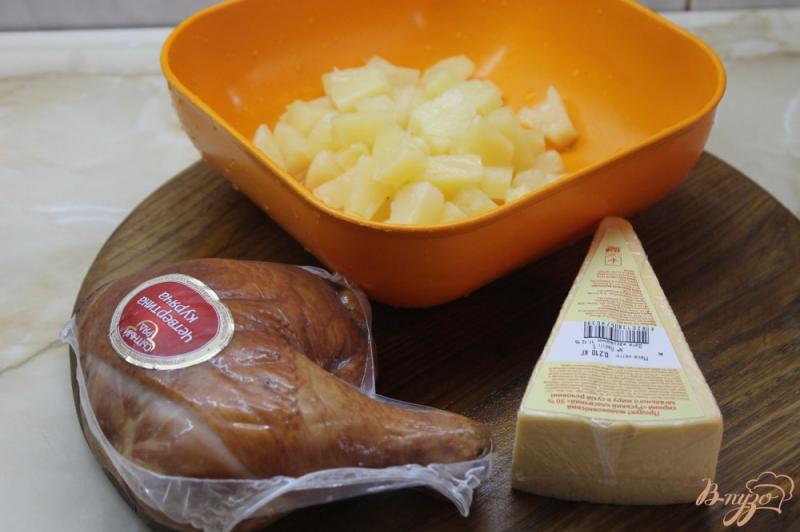 Фото приготовление рецепта: Салат с ананасами, копченым окороком и твердым сыром шаг №1