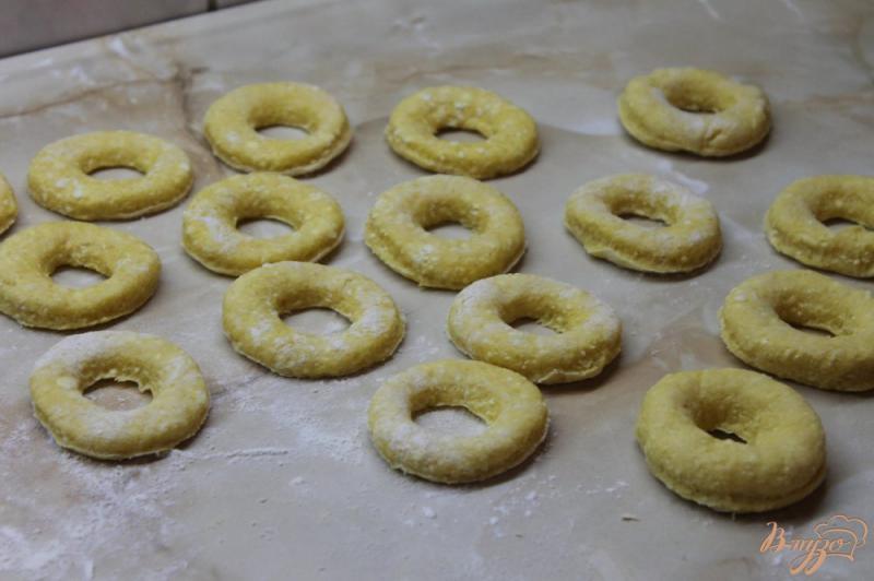 Фото приготовление рецепта: Пончики с малиновым джемом шаг №5