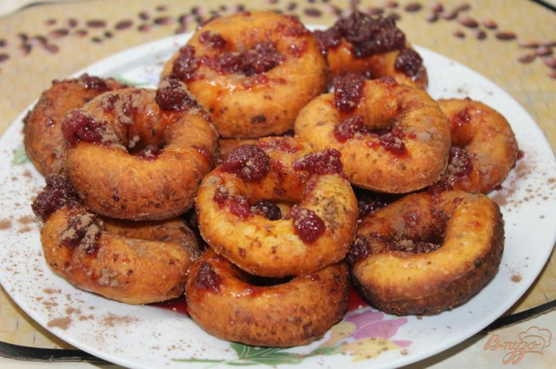 Фото приготовление рецепта: Пончики с малиновым джемом шаг №8