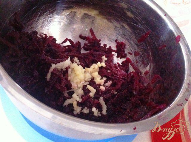 Фото приготовление рецепта: Салат из свеклы с чесноком и майонезом шаг №2