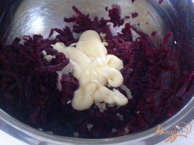Фото приготовление рецепта: Салат из свеклы с чесноком и майонезом шаг №3